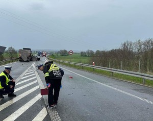 policjanci na miejscu zdarzenia drogowego