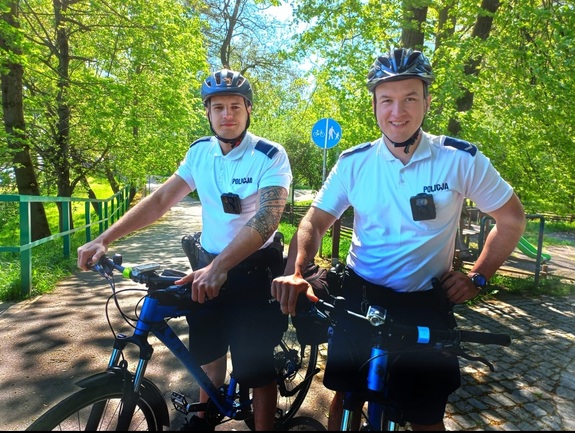 na zdjęciu widać policjantów pełniących służbę na rowerach