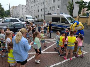 Przedszkolaki podczas odwiedzin na Komendzie Powiatowej Policji w Nysie