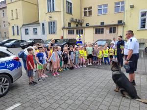 Przedszkolaki podczas odwiedzin na Komendzie Powiatowej Policji w Nysie