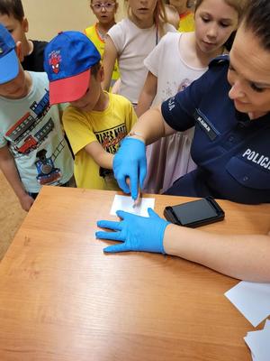 Przedszkolaki podczas odwiedzin na Komendzie Powiatowej Policji w Nysie