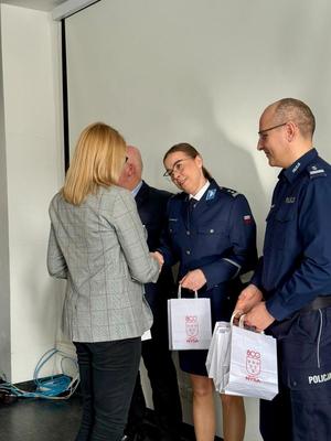 Na zdjęciach znajdują się pracownicy cywilni Komendy Powiatowej Policji w Nysie