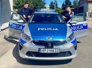 policjanci obok radiowozu