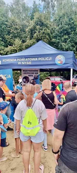 Na zdjęciach znajdują się policjanci z Komendy Powiatowej Policji w Nysie podczas wykonywania działań profilaktycznych na pikniku rodzinnym &quot;Z NAMI BEZPIECZNIE&quot;.