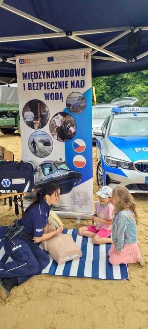 Na zdjęciach znajdują się policjanci z Komendy Powiatowej Policji w Nysie podczas wykonywania działań profilaktycznych na pikniku rodzinnym &quot;Z NAMI BEZPIECZNIE&quot;.