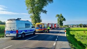 na zdjęciu znajdują się pojazdy służb - Policja, Straż pożarna znajdujące się na drodze