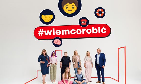 Na grafice znajduje się grupa osób w tym młode osoby i funkcjonariusz Policji. Na grafice znajduje się również napis #WIEMCOROBIĆ