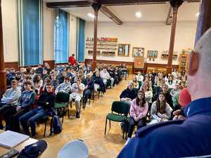 Policjant w trakcie debaty z uczniami