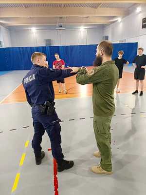 Policjanci z uczniami