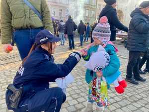 Policjanci podczas rozdawania odblasków oraz materiałów profilaktycznych dot. oszustw