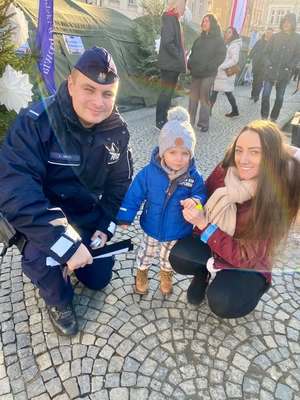 Policjanci podczas rozdawania odblasków oraz materiałów profilaktycznych dot. oszustw