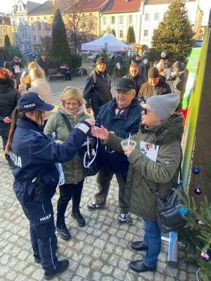 Policjanci podczas rozdawania odblasków oraz materiałów profilaktycznych dot. oszustw