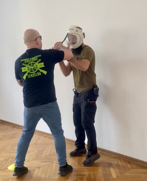 policjanci podczas ćwiczeń