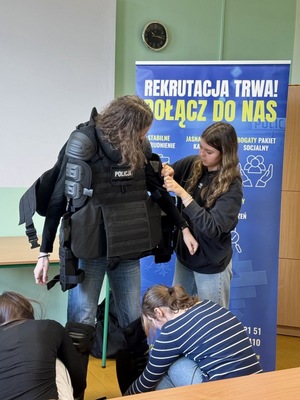 Zdjęcia kolorowe - na zdjęciach znajduje się policjant w mundurze oraz uczniowie.