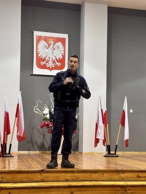 Zdjęcia kolorowe - na zdjęciach znajduje się policjant w mundurze oraz uczniowie.