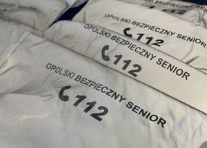 Kolorowe zdjęcia - spotkanie policjantów oraz przedstawicieli innych instytucji z seniorami w ramach programu opolski bezpieczny senior.