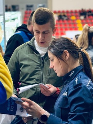 zdjęcie kolorowe - Policjanci podczas targów pracy w Nysie