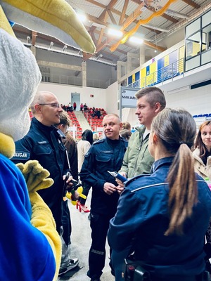 zdjęcie kolorowe - Policjanci podczas targów pracy w Nysie