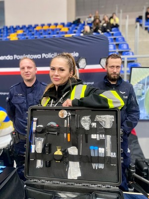 zdjęcie kolorowe - Policjanci podczas targów pracy w Nysie