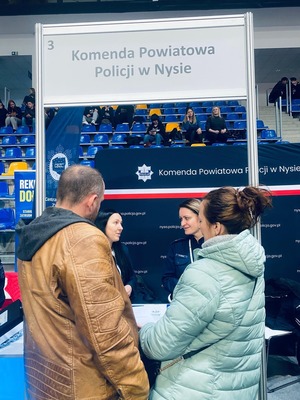 zdjęcie kolorowe - Policjanci podczas targów pracy w Nysie