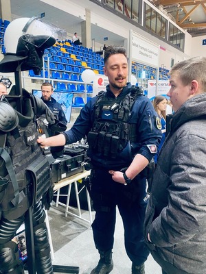 zdjęcie kolorowe - Policjanci podczas targów pracy w Nysie