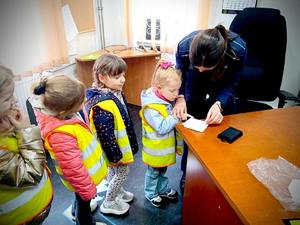 kolorowe zdjęcie - przedszkolaki z policjantką i policjantem
