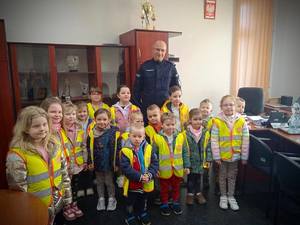 kolorowe zdjęcie - przedszkolaki z policjantką i policjantem