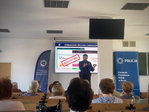 kolorowe zdjęcie - policjanci na spotkaniu z seniorami.