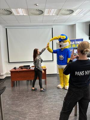Kolorowe zdjęcie - studenci na komendzie