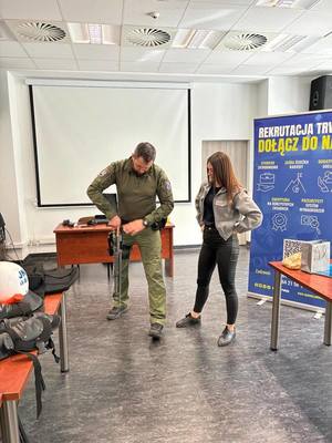 Kolorowe zdjęcie - studenci na komendzie