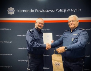 kolorowe zdjęcie - uroczyste wręczenia aktu mianowania - policjanci w mundurach.