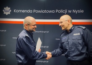 kolorowe zdjęcie - uroczyste wręczenia aktu mianowania - policjanci w mundurach.