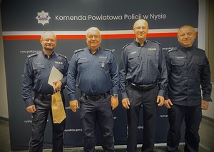 kolorowe zdjęcie - uroczyste wręczenia aktu mianowania - policjanci w mundurach.