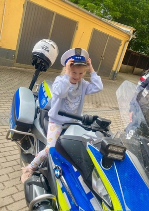kolorowe zdjęcia - dzieci na wizycie w komendzie