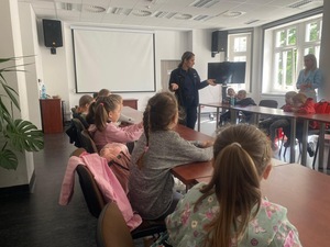kolorowe zdjęcia - dzieci na wizycie w komendzie