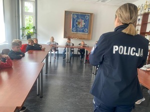 kolorowe zdjęcia - dzieci na wizycie w komendzie