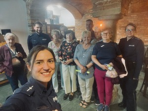 Kolorowe zdjęcie - policjanci w trakcie spotkania z seniorami