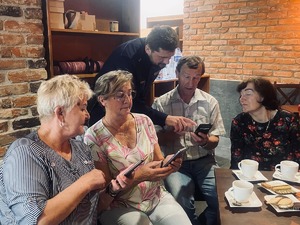 Kolorowe zdjęcie - policjanci w trakcie spotkania z seniorami