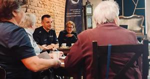 Kolorowe zdjęcie - policjanci w trakcie spotkania z seniorami