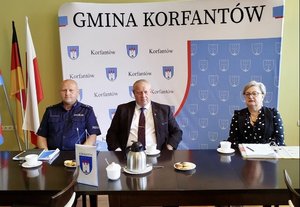Kolorowe zdjęcie - seniorzy podczas spotkania z policjantem
