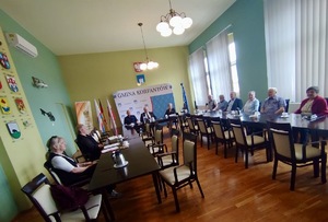 Kolorowe zdjęcie - seniorzy podczas spotkania z policjantem