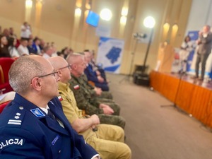 kolorowa grafika - policjanci podczas spotkania z młodzieżą,