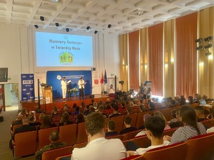 kolorowa grafika - policjanci podczas spotkania z młodzieżą,