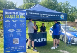 kolorowa grafika - policjanci podczas spotkania z młodzieżą,