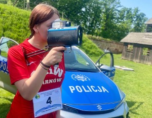 kolorowa grafika - policjanci podczas spotkania z młodzieżą,