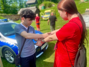 kolorowa grafika - policjanci podczas spotkania z młodzieżą,