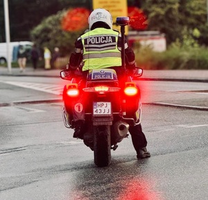 zdjęcie kolorowe: nyscy policjanci podczas zabezpieczenia biegu