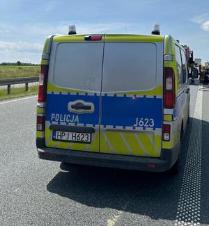 kolorowe zdjęcia - na zdjęciu na drodze znajduje się pojazd, który został zniszczony w wyniku powstania pożaru.
