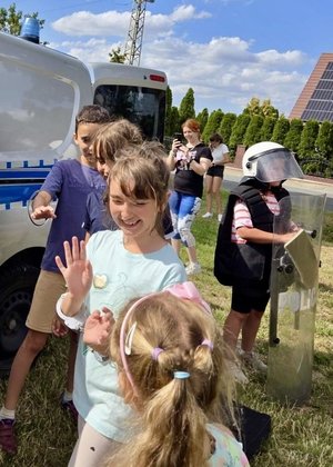 Kolorowe zdjęcie - policjant podczas spotkania  dziećmi.