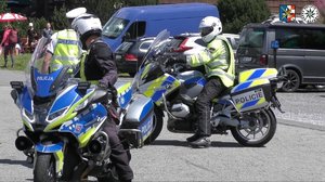 Kolorowe zdjęcia - policjanci z Polski oraz Czech podczas kontroli pojazdów, motocykli.